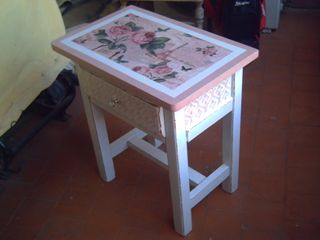 Mesita de noche vintage rosa y blanca
