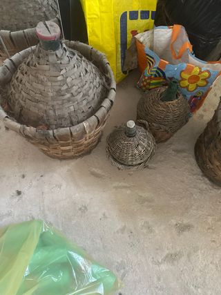 Damigiane in vetro con cestino in vimini