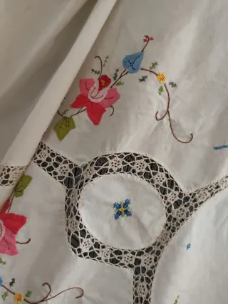 Mantel bordado a punto de cruz, con encaje