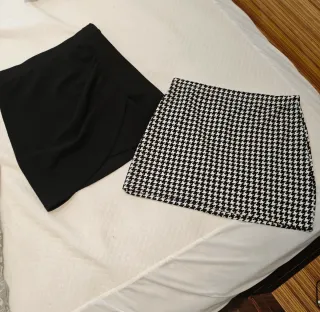 Falda corta estampada y negra