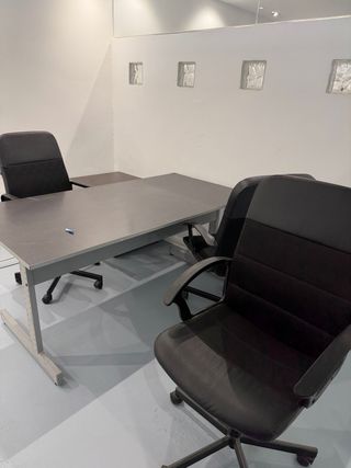 Silla de oficina negra con ruedas