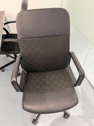 Silla de oficina negra con ruedas
