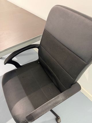 Silla de oficina negra con ruedas