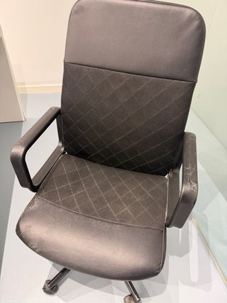 Silla de oficina negra con ruedas