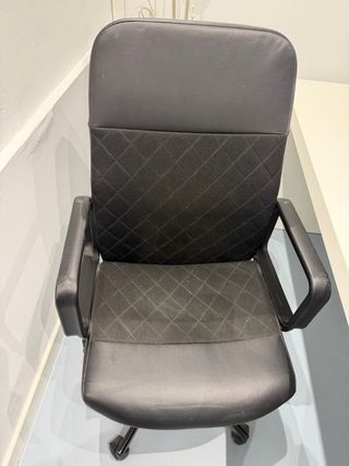 Silla de oficina negra con ruedas