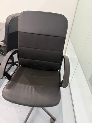 Silla de oficina negra con ruedas