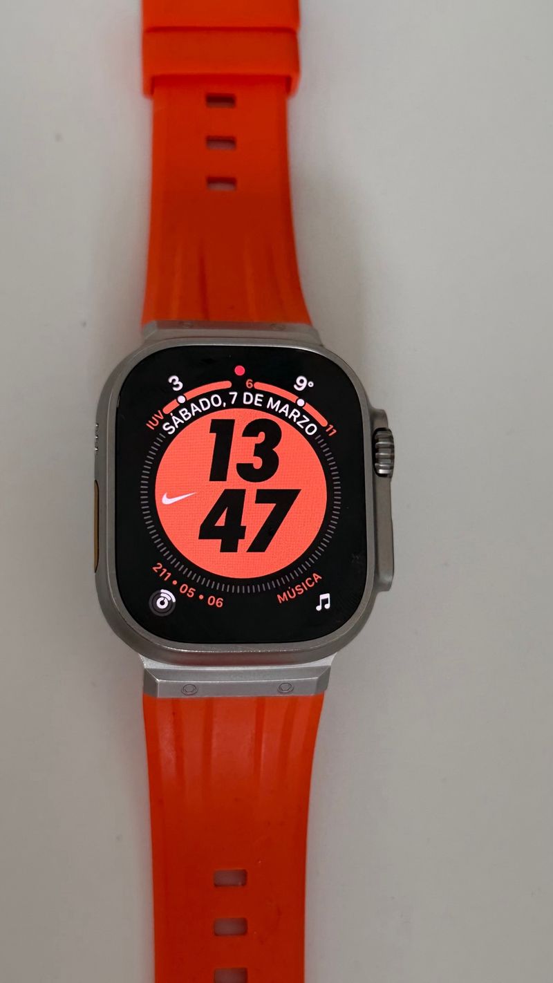 Apple Watch Ultra con correas naranja y más