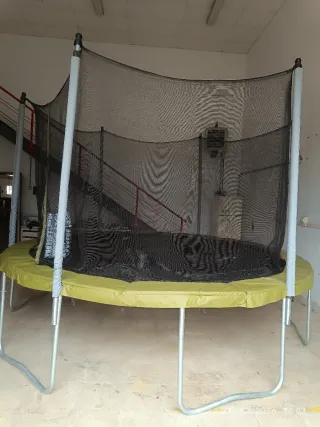 Cama elástica con red de seguridad