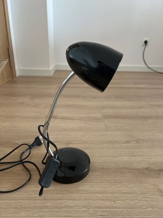 Flexo de escritorio negro y plateado