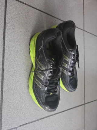 Zapatillas Adidas Negras y Verdes