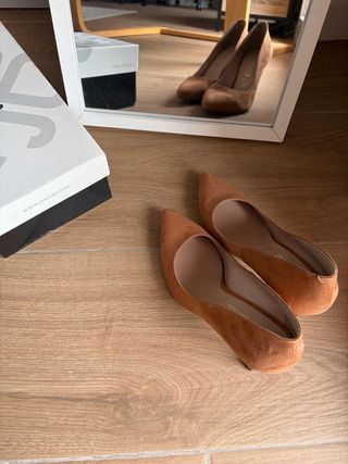 Zapatos de tacón ante camel