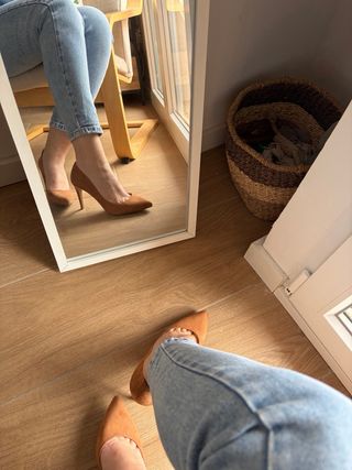 Zapatos de tacón ante camel