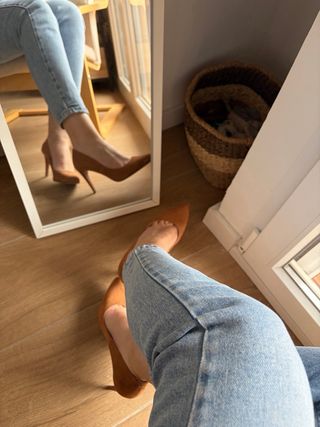 Zapatos de tacón ante camel