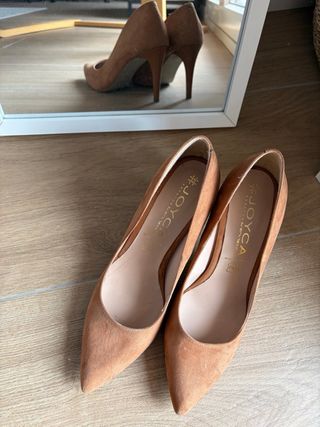 Zapatos de tacón ante camel