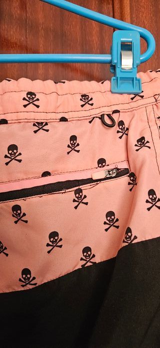 Bañador hombre calaveras rosa y negro