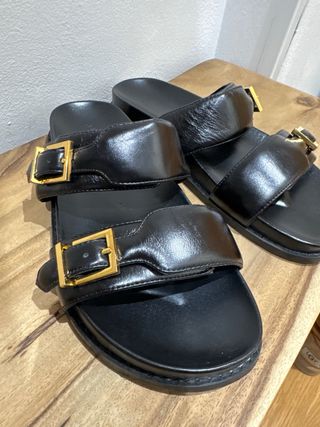 Sandalias negras Massimo Dutti con hebillas dorada