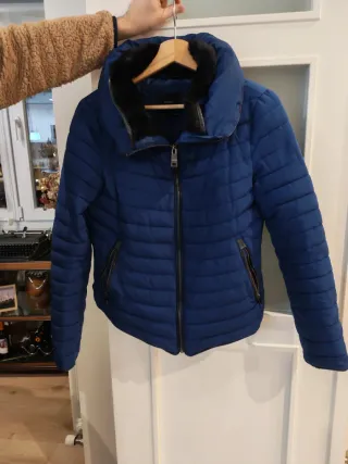 Plumífero azul eléctrico con capucha