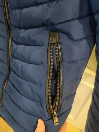 Plumífero azul eléctrico con capucha