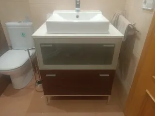 Mueble de baño con lavabo blanco