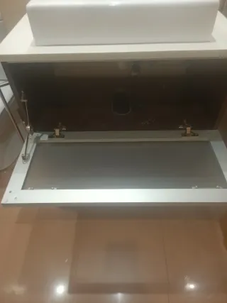 Mueble de baño con lavabo blanco