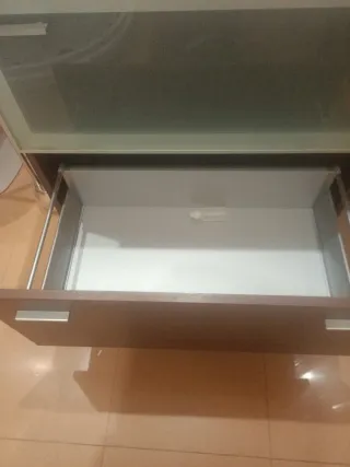 Mueble de baño con lavabo blanco