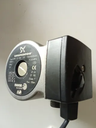 Bomba de agua Grundfos UPS 15-50 130