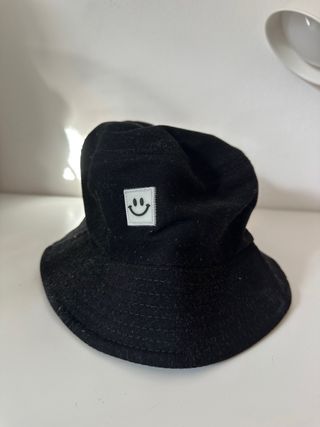 Gorra bucket smiley negra