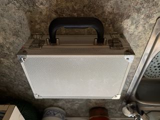 Maletín de maquillaje plateado y negro