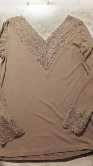 Camiseta beige manga larga con encaje
