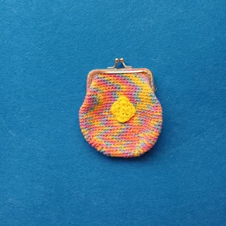 Monedero crochet multicolor con flor amarilla