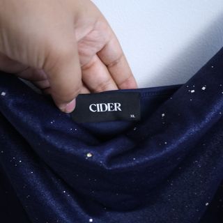 Vestido de fiesta azul con brillos