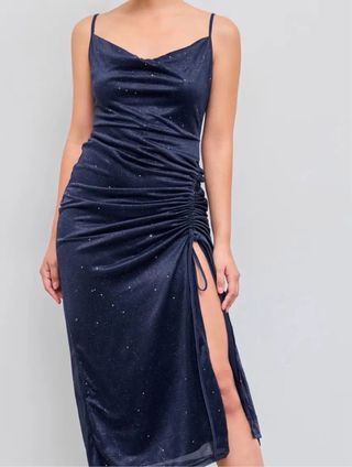 Vestido de fiesta azul con brillos