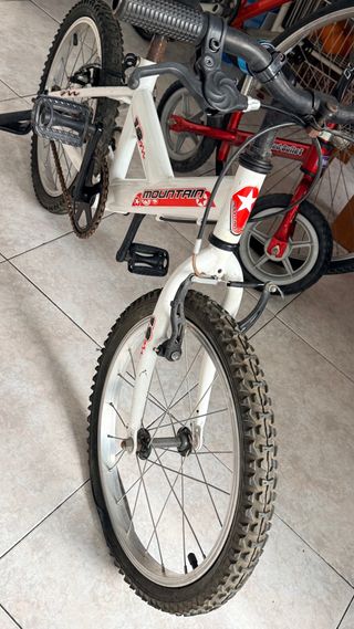 Bicicleta de niño  blanca incluye ruedines