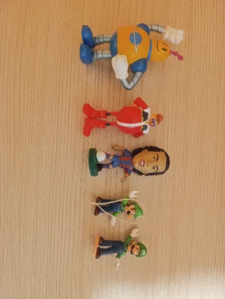 Lote 4 figuras: Robot, Payaso, Futbolista, Luigi