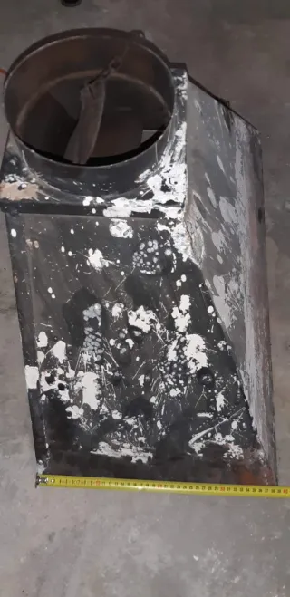 Campana metálica para chimenea o barbacoa.