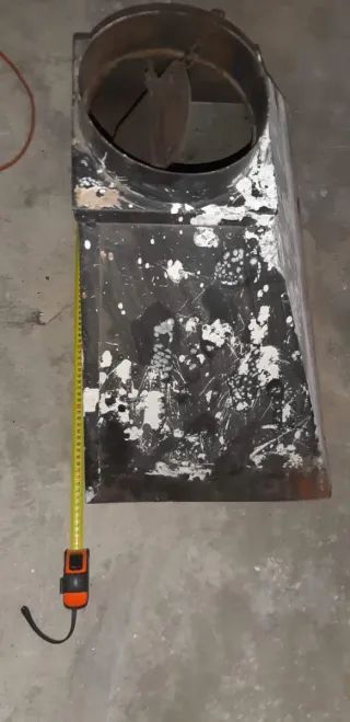 Campana metálica para chimenea o barbacoa.