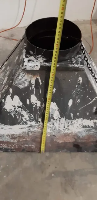 Campana metálica para chimenea o barbacoa.