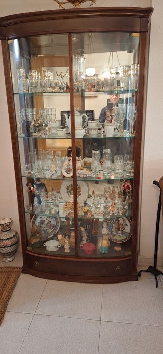 Vitrina de madera y cristal