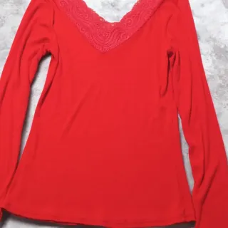 Camiseta roja manga larga con encaje