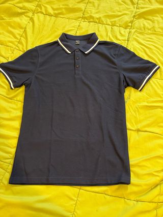 Polo azul con ribetes blancos