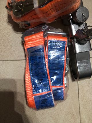 Candado y cinchas para tráiler