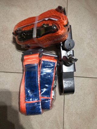 Candado y cinchas para tráiler
