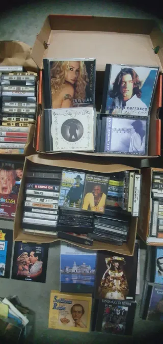 Colección antigua de discos y cintas