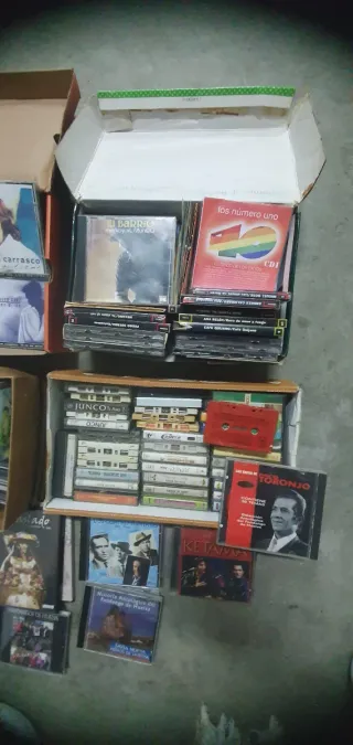 Colección antigua de discos y cintas