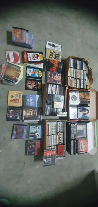 Colección antigua de discos y cintas