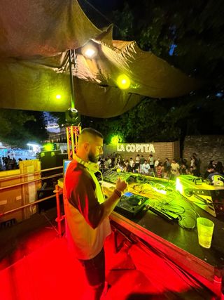 Servicio DJ, tecnico iluminacion, material eventos