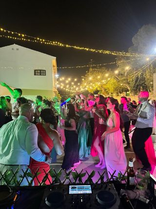 Servicio DJ, tecnico iluminacion, material eventos