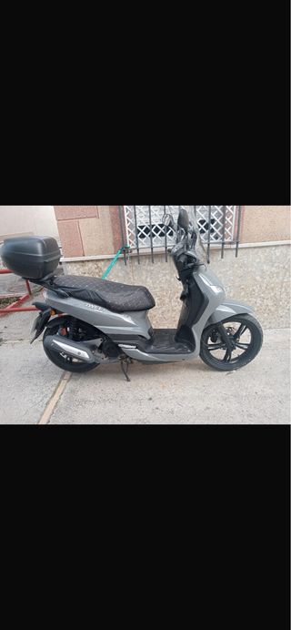 Peugeot Tweet 125 E5 Scooter 2991 km solo.