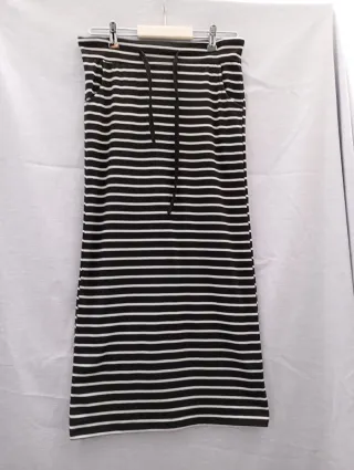 Falda larga a rayas blanca y negra