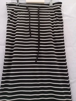 Falda larga a rayas blanca y negra